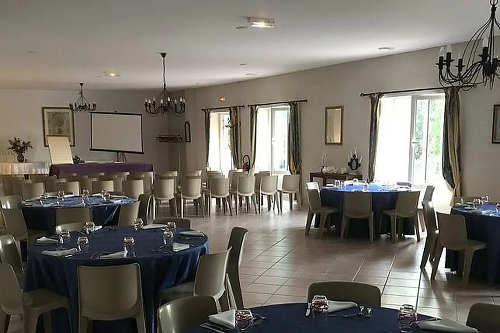 Lieux événementiels, HOTEL RESTAURANT LES PIGEONS BLANCS***