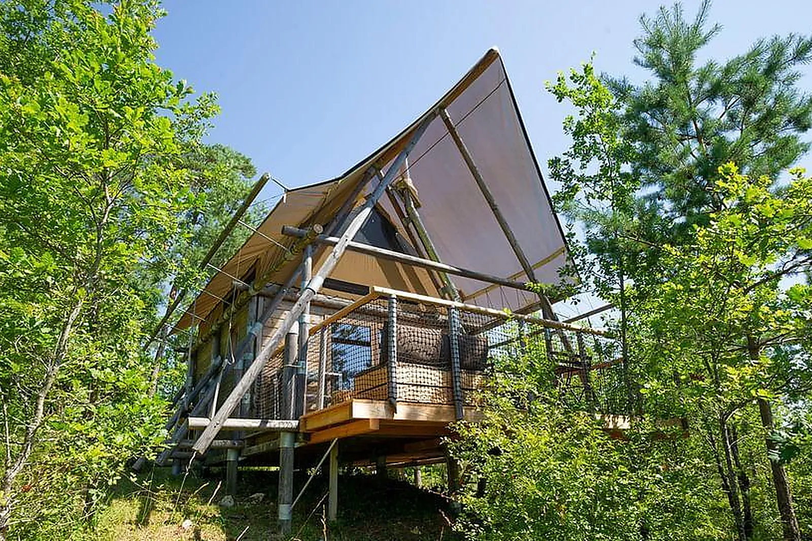 Lieux événementiels, HUTTOPIA LANMARY ***