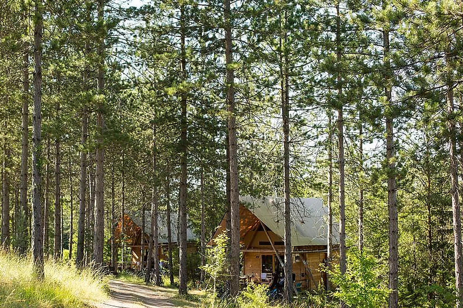 Lieux événementiels, HUTTOPIA LANMARY ***