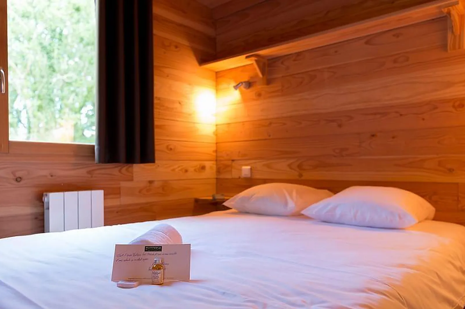 Lieux événementiels, HUTTOPIA VERSAILLES ***