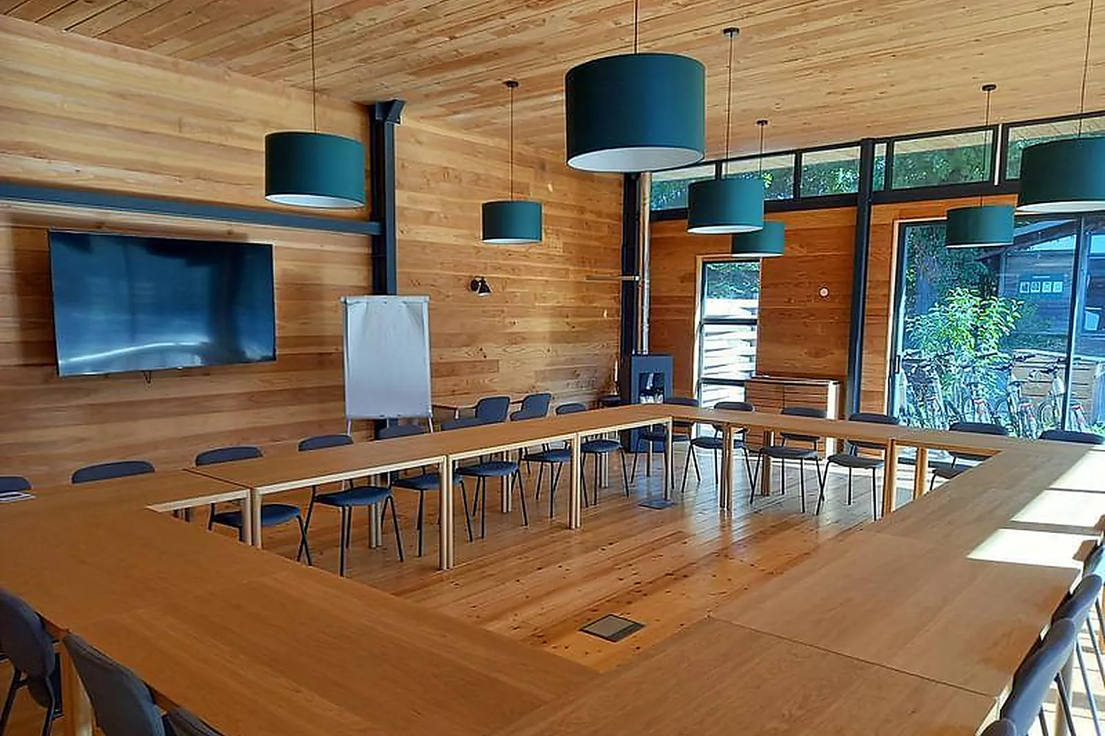 Lieux événementiels, HUTTOPIA VERSAILLES ***