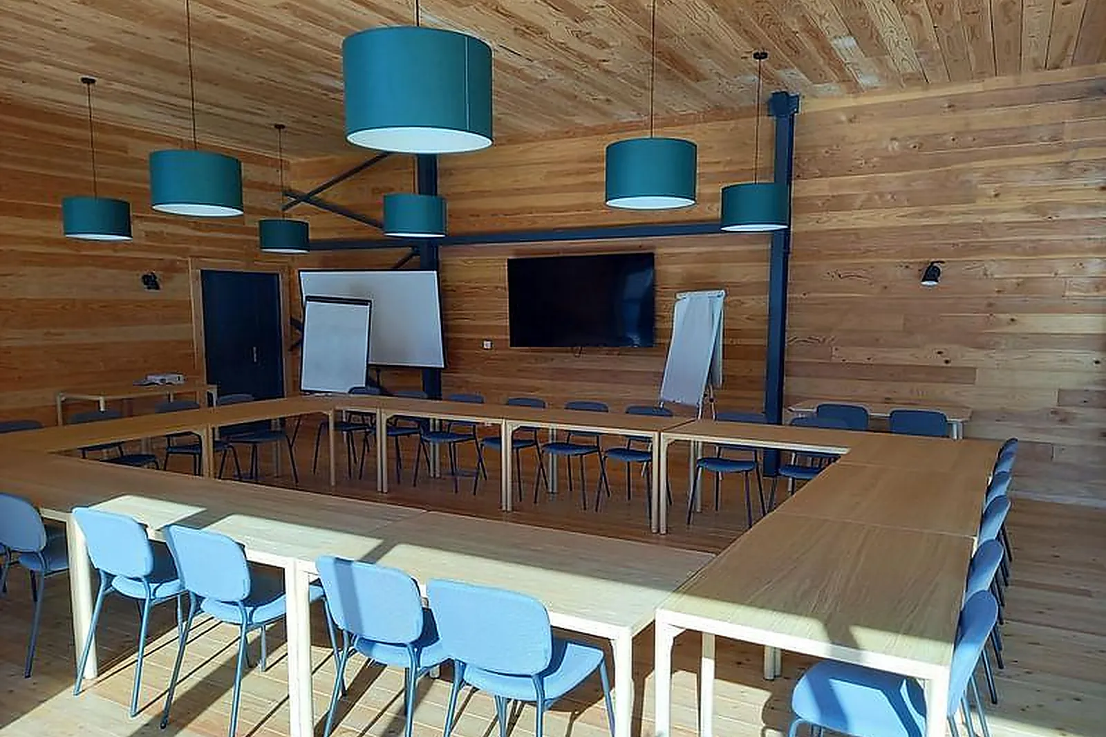 Lieux événementiels, HUTTOPIA VERSAILLES ***