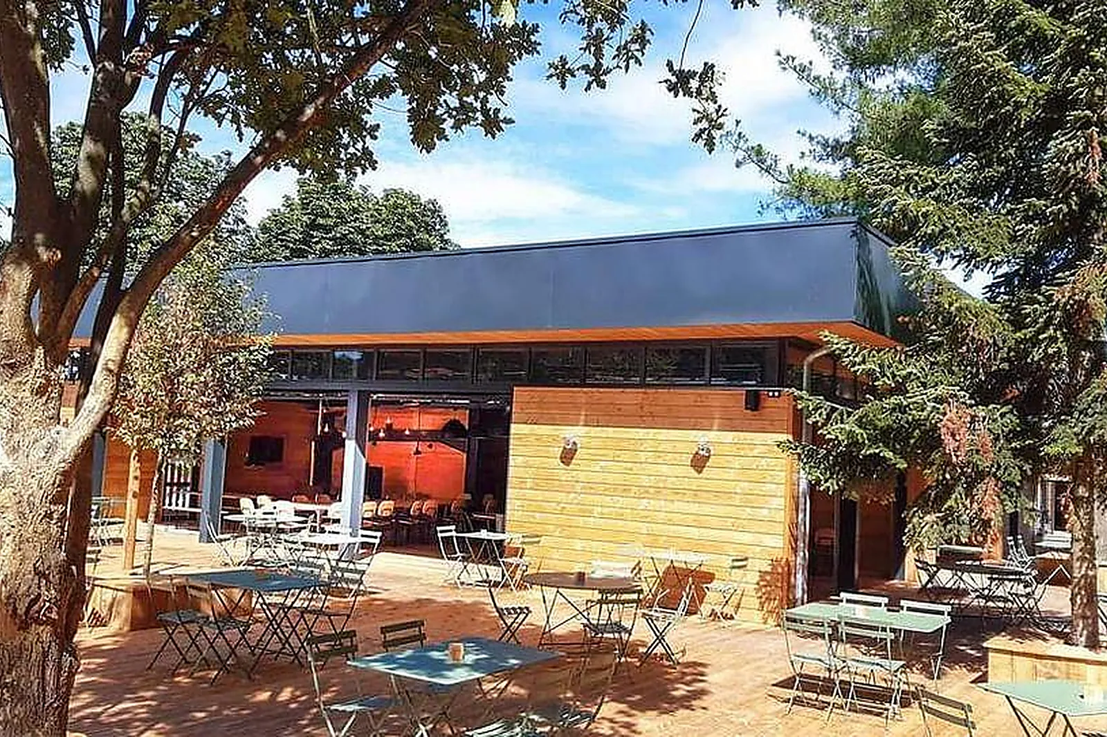 Lieux événementiels, HUTTOPIA VERSAILLES ***