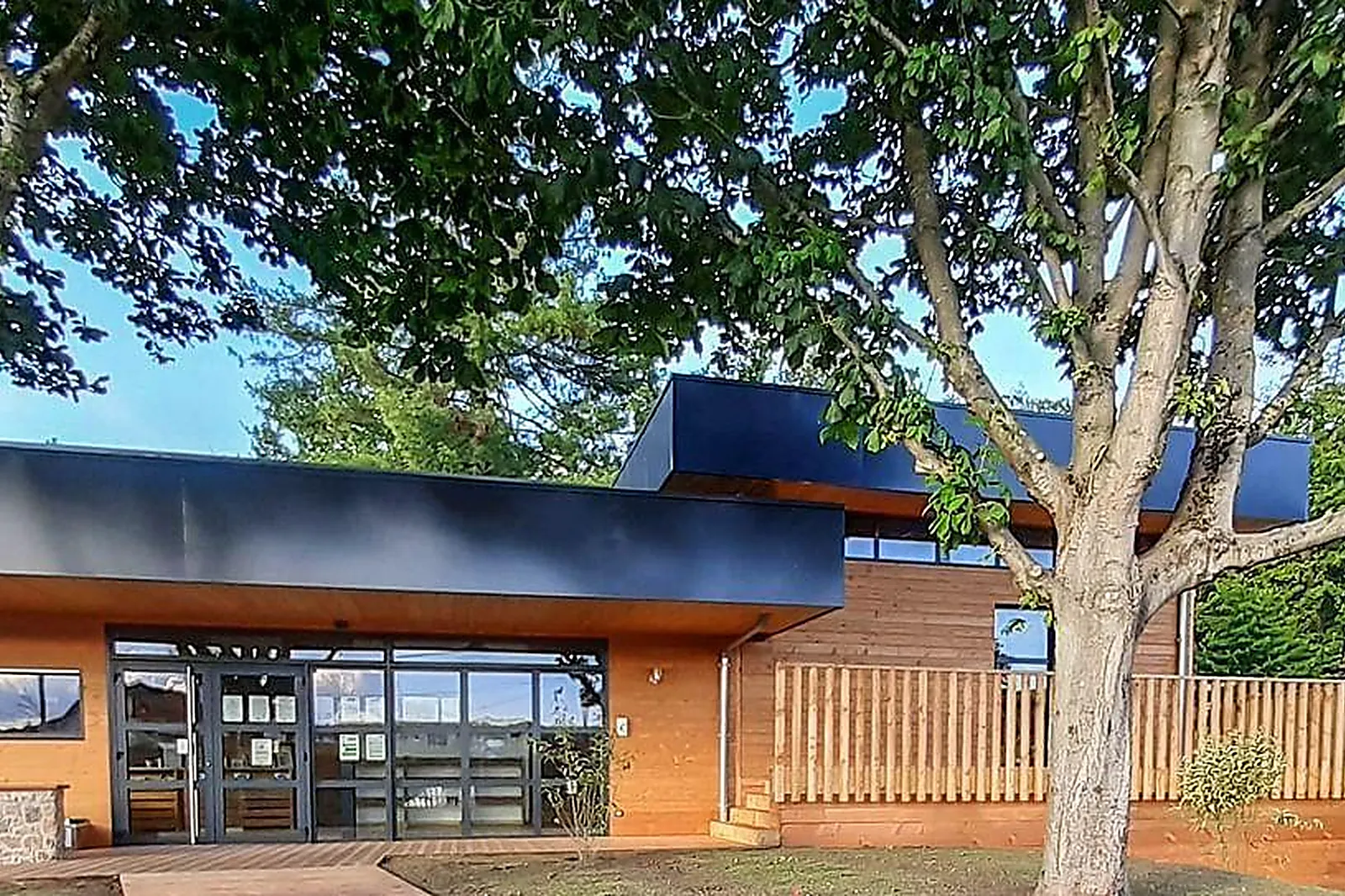 Lieux événementiels, HUTTOPIA VERSAILLES ***