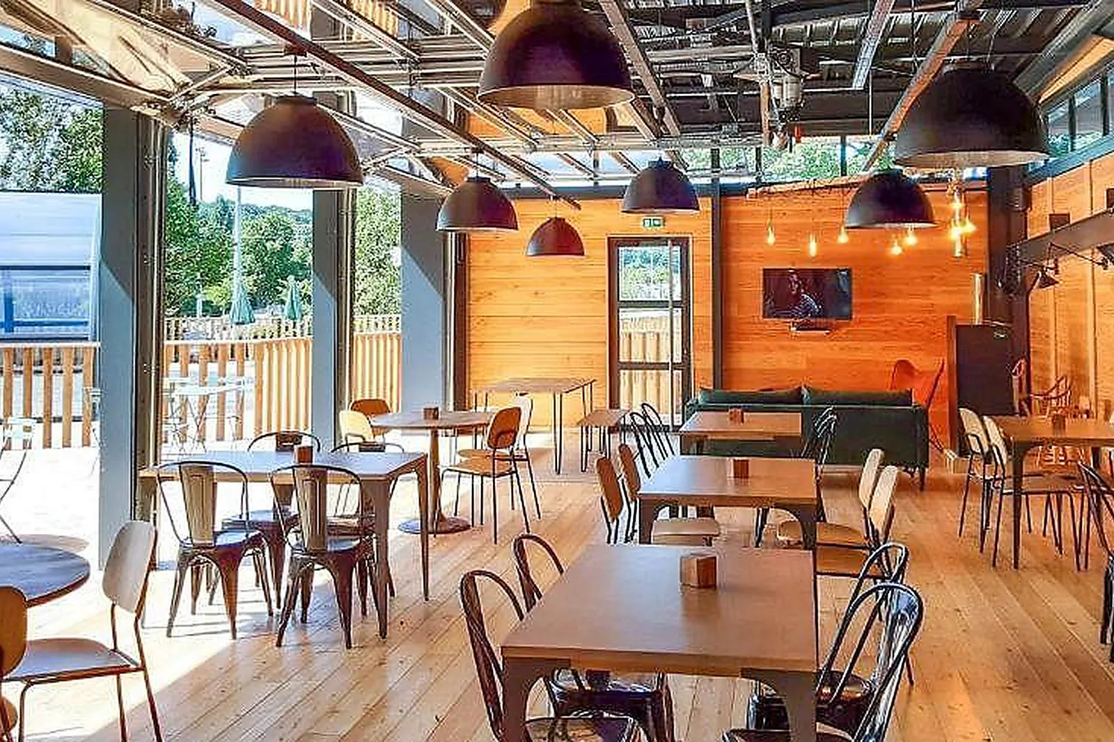 Lieux événementiels, HUTTOPIA VERSAILLES ***