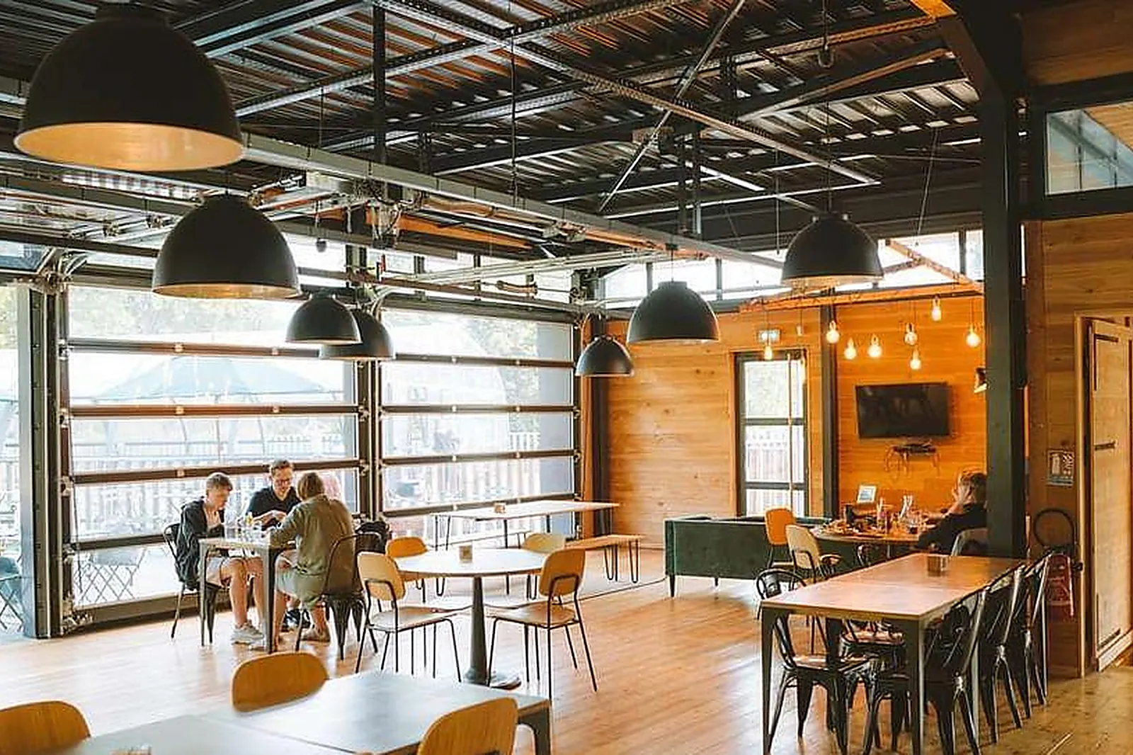 Lieux événementiels, HUTTOPIA VERSAILLES ***