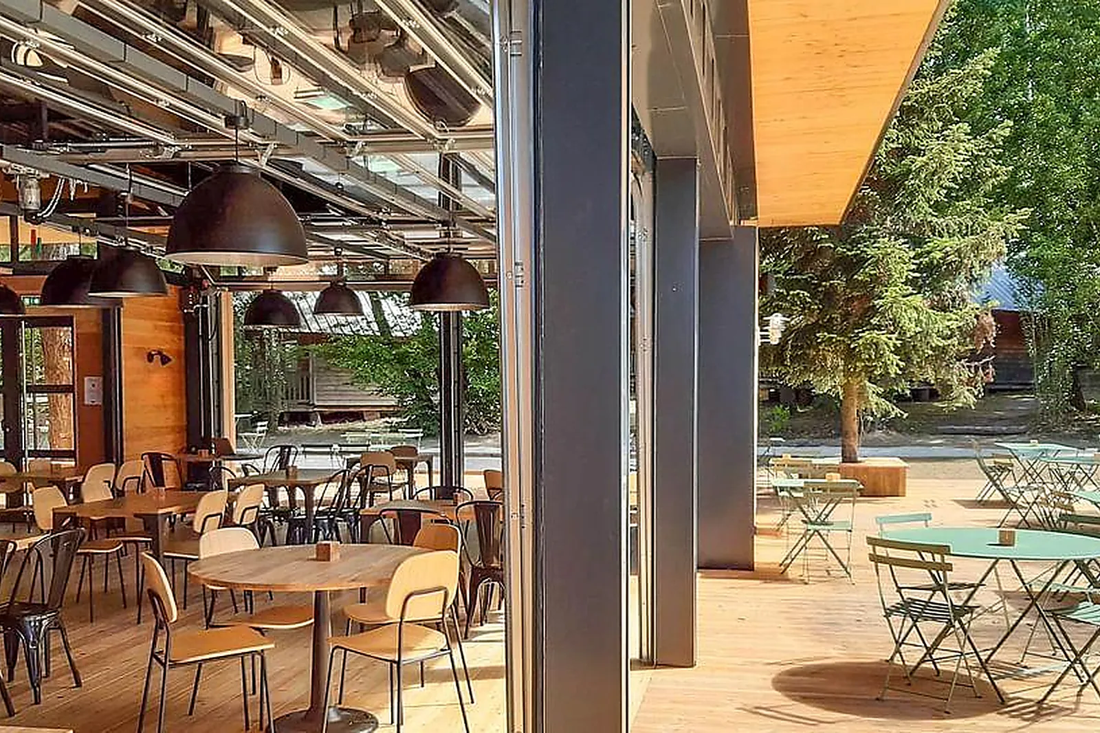 Lieux événementiels, HUTTOPIA VERSAILLES ***