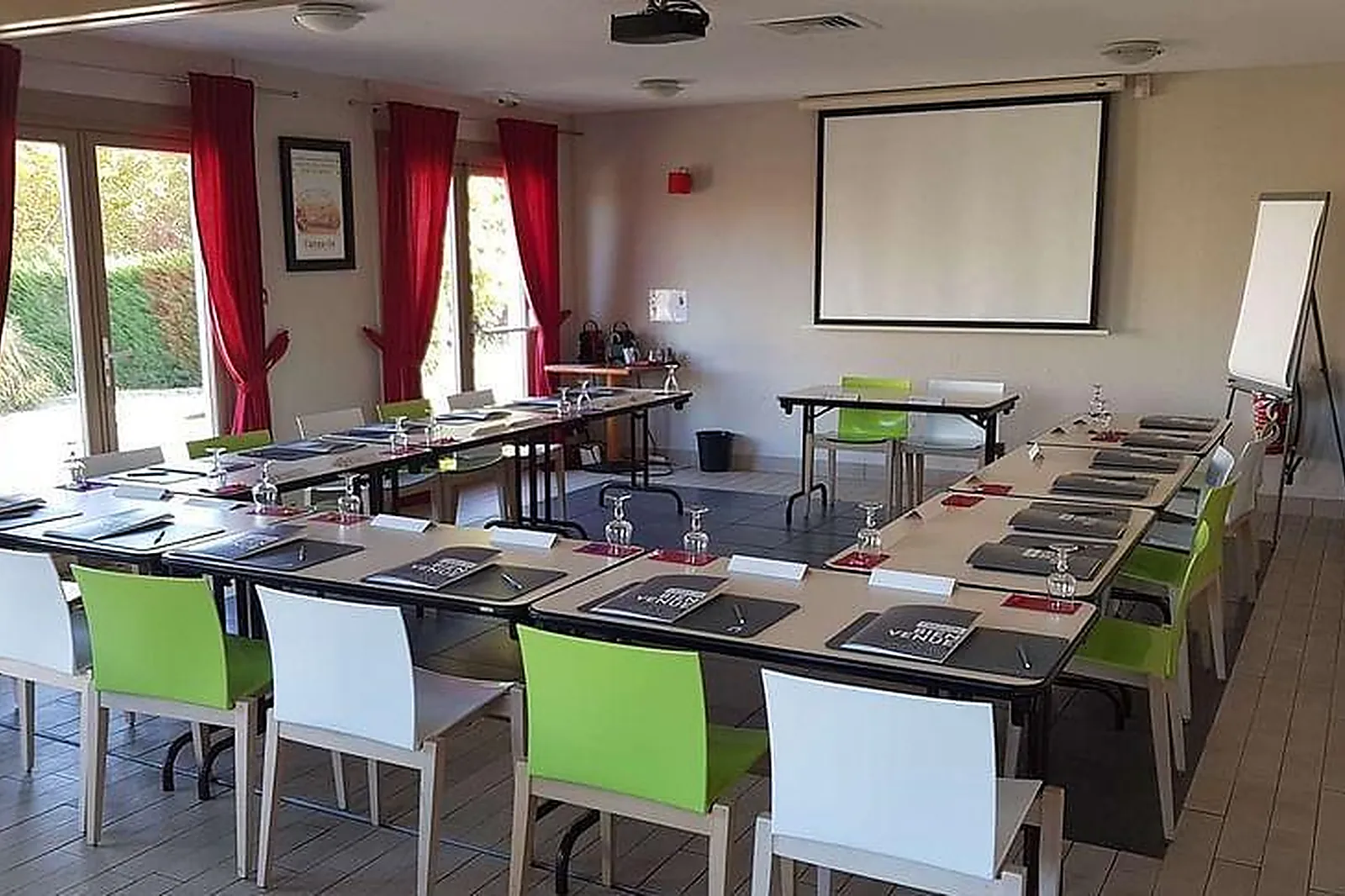 Lieux événementiels, HÔTEL CAMPANILE PUJOLS ***