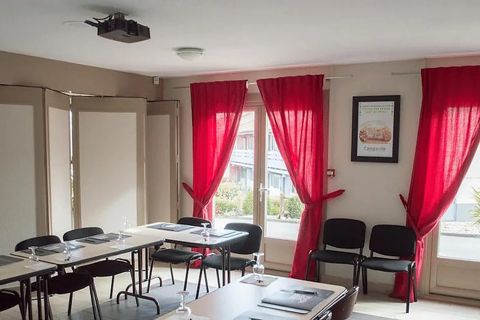 Lieux événementiels, HÔTEL CAMPANILE PUJOLS ***