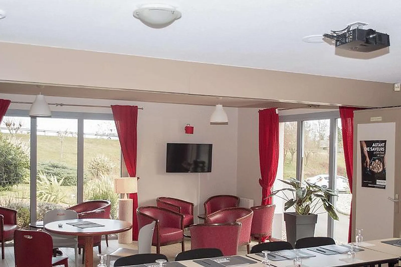 Lieux événementiels, HÔTEL CAMPANILE PUJOLS ***