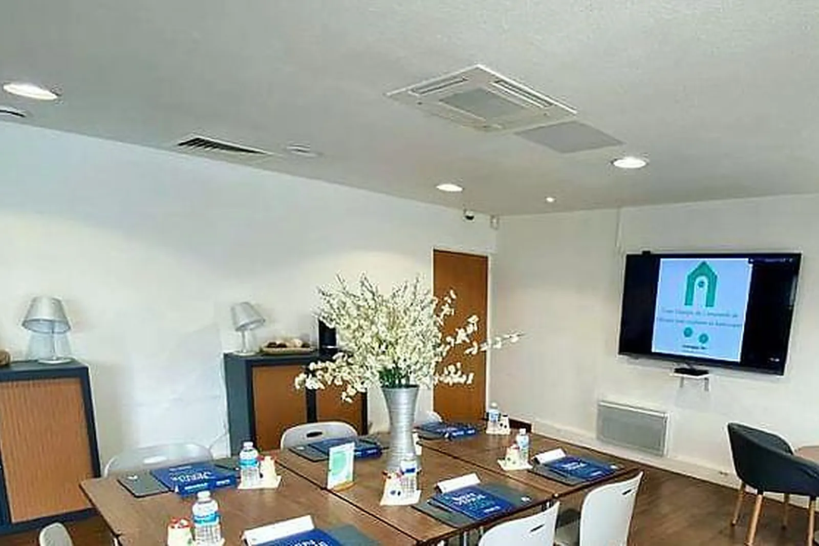 Lieux événementiels, HÔTEL CAMPANILE VILLEJUST