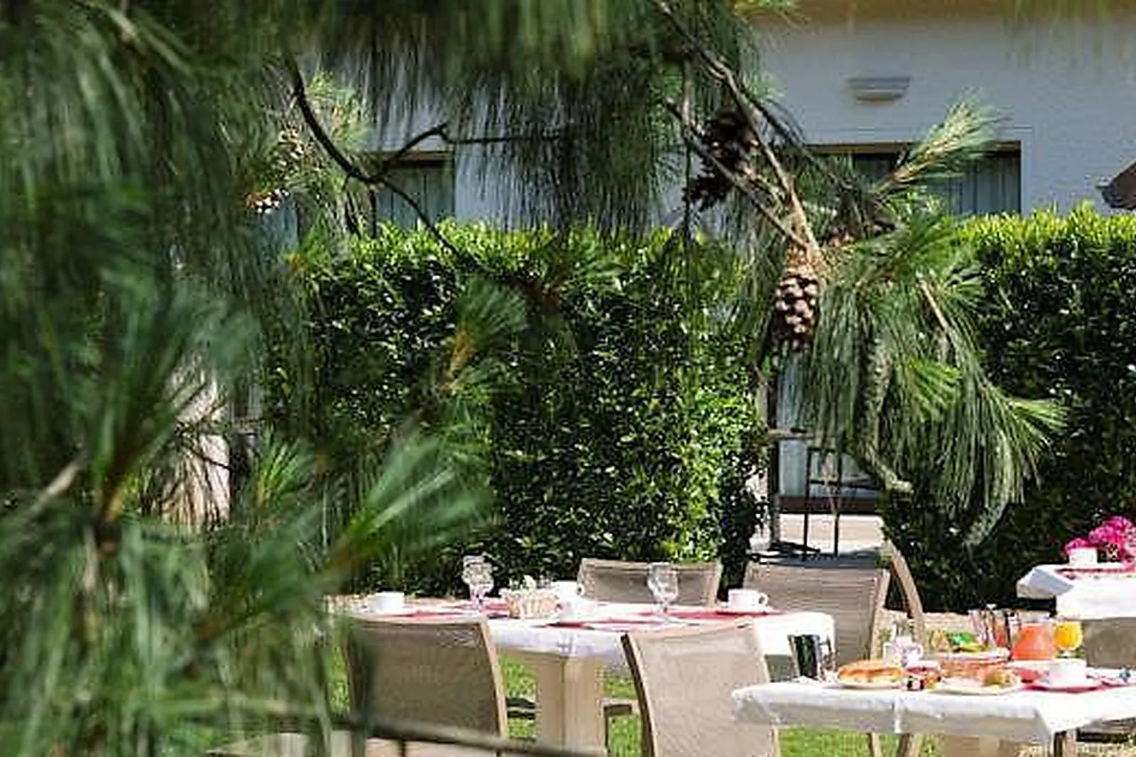 Lieux événementiels, HÔTEL LE DRACY ***