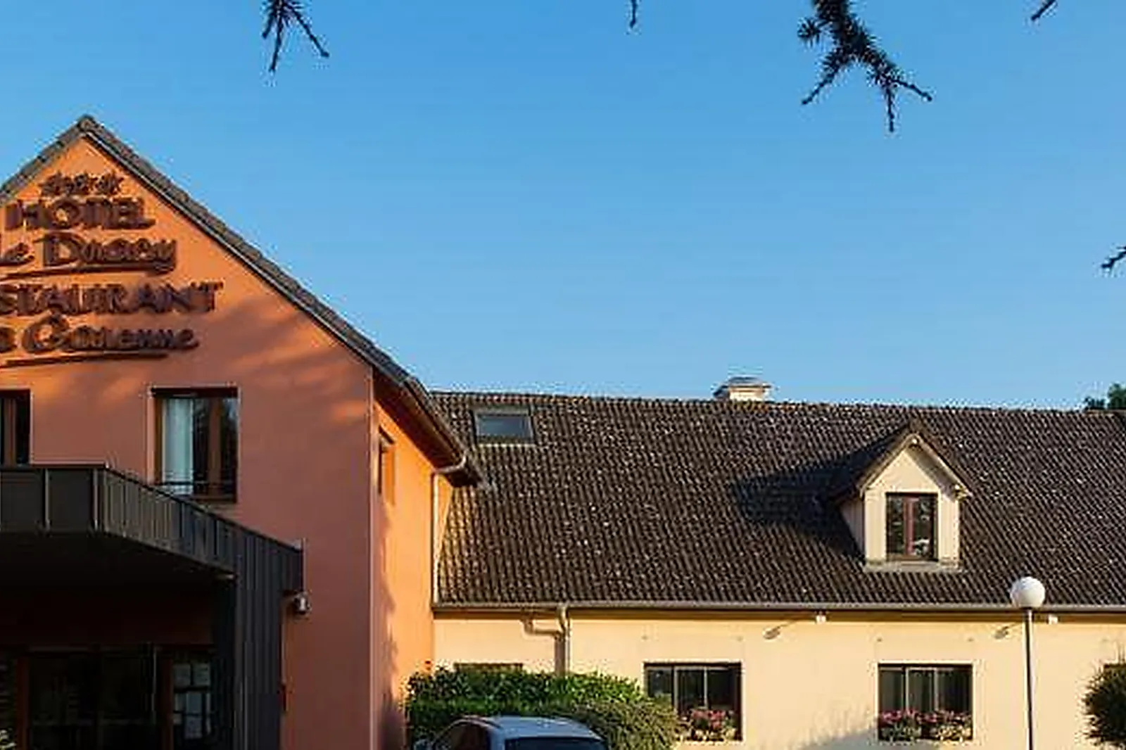 Lieux événementiels, HÔTEL LE DRACY ***