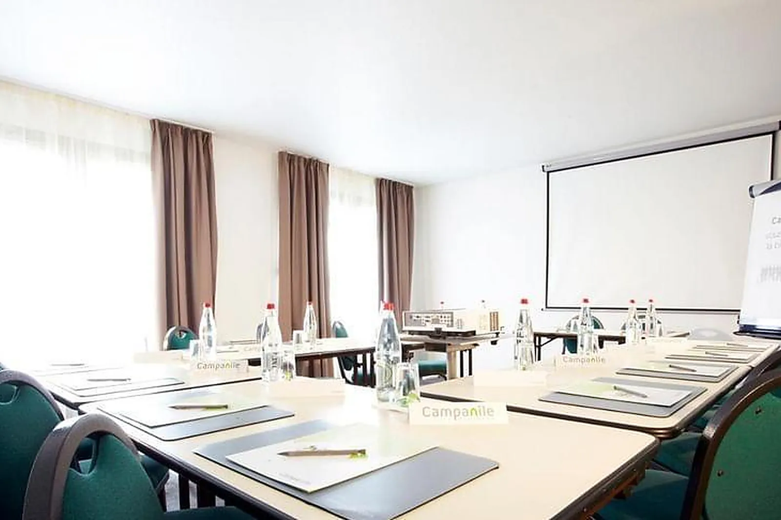 Lieux événementiels, HÔTEL RESTAURANT CAMPANILE TAVERNY***