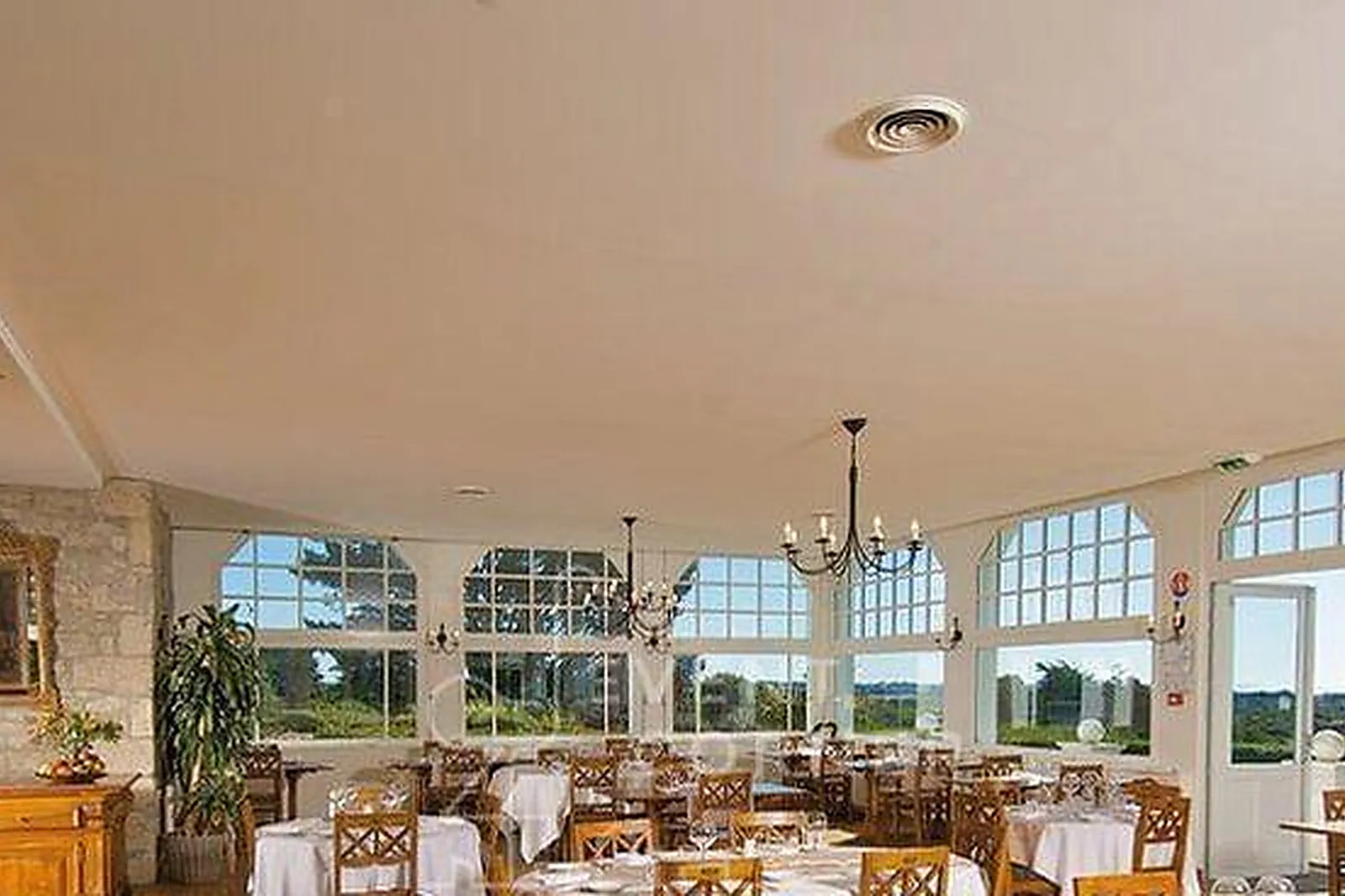 Lieux événementiels, HÔTEL DU TUMULUS ***