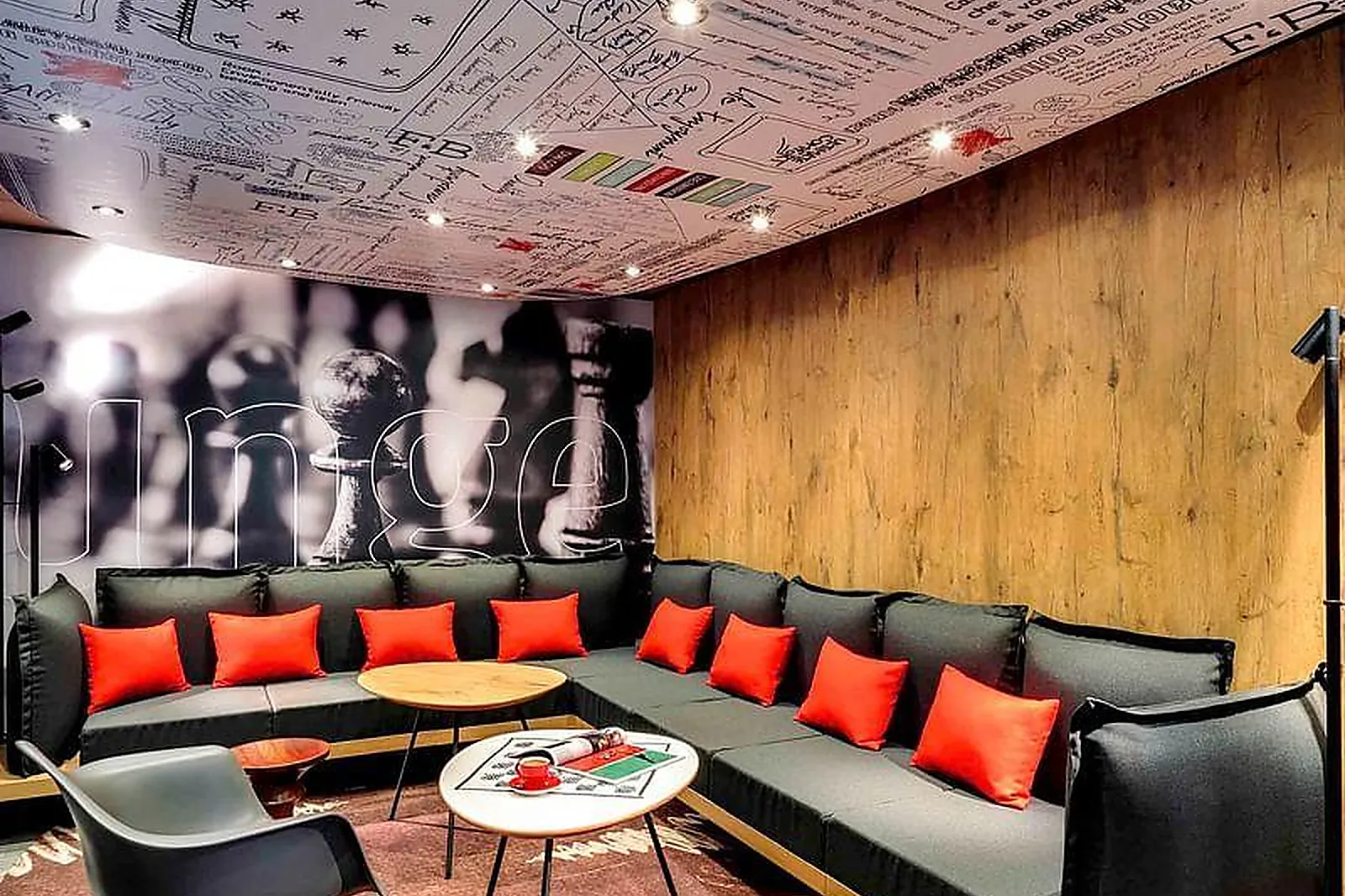 Lieux événementiels, IBIS ROANNE LE COTEAU ***