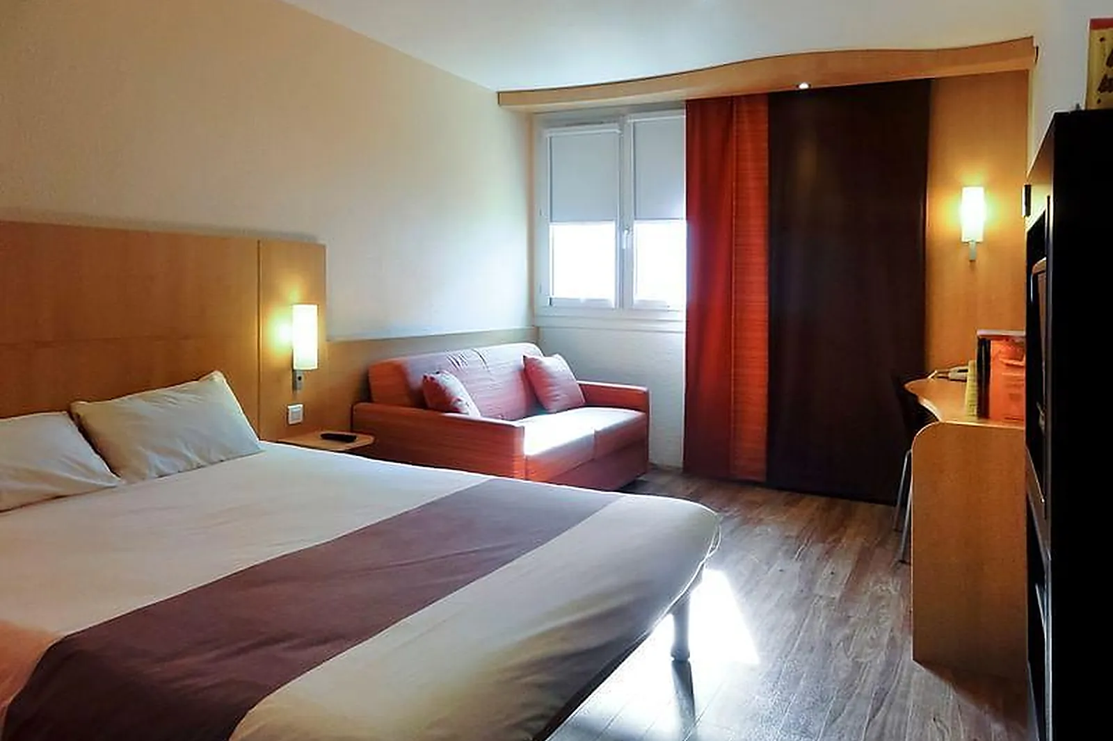 Lieux événementiels, IBIS ROANNE LE COTEAU ***