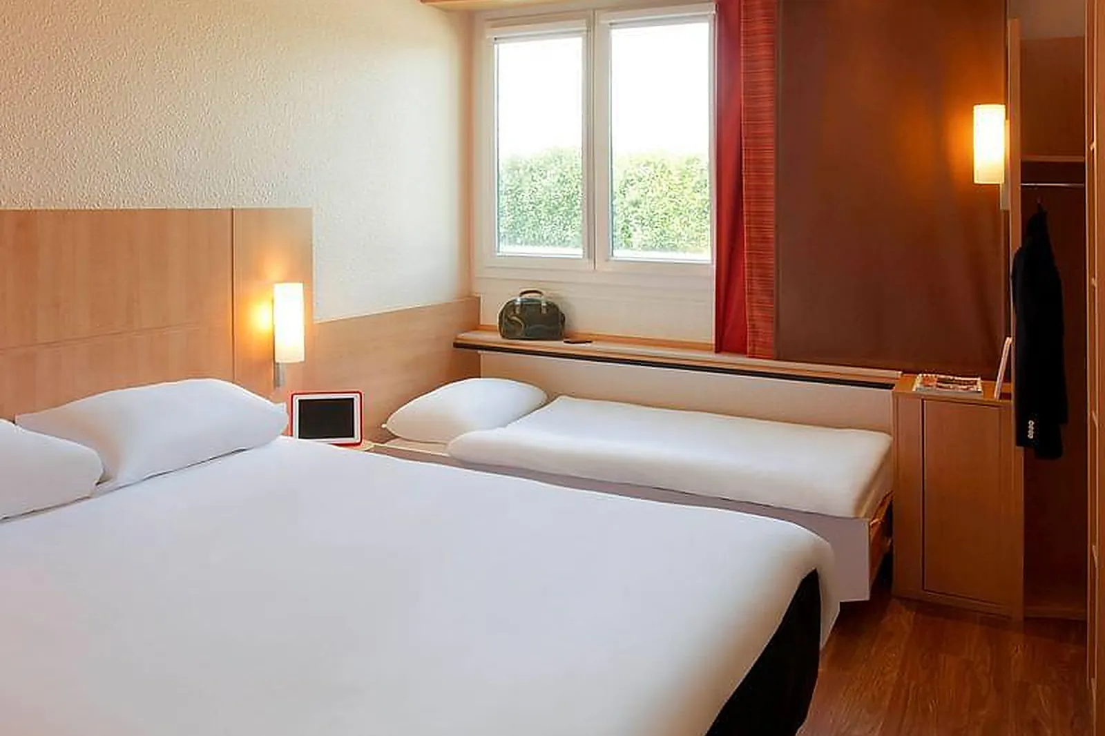 Lieux événementiels, IBIS ROANNE LE COTEAU ***