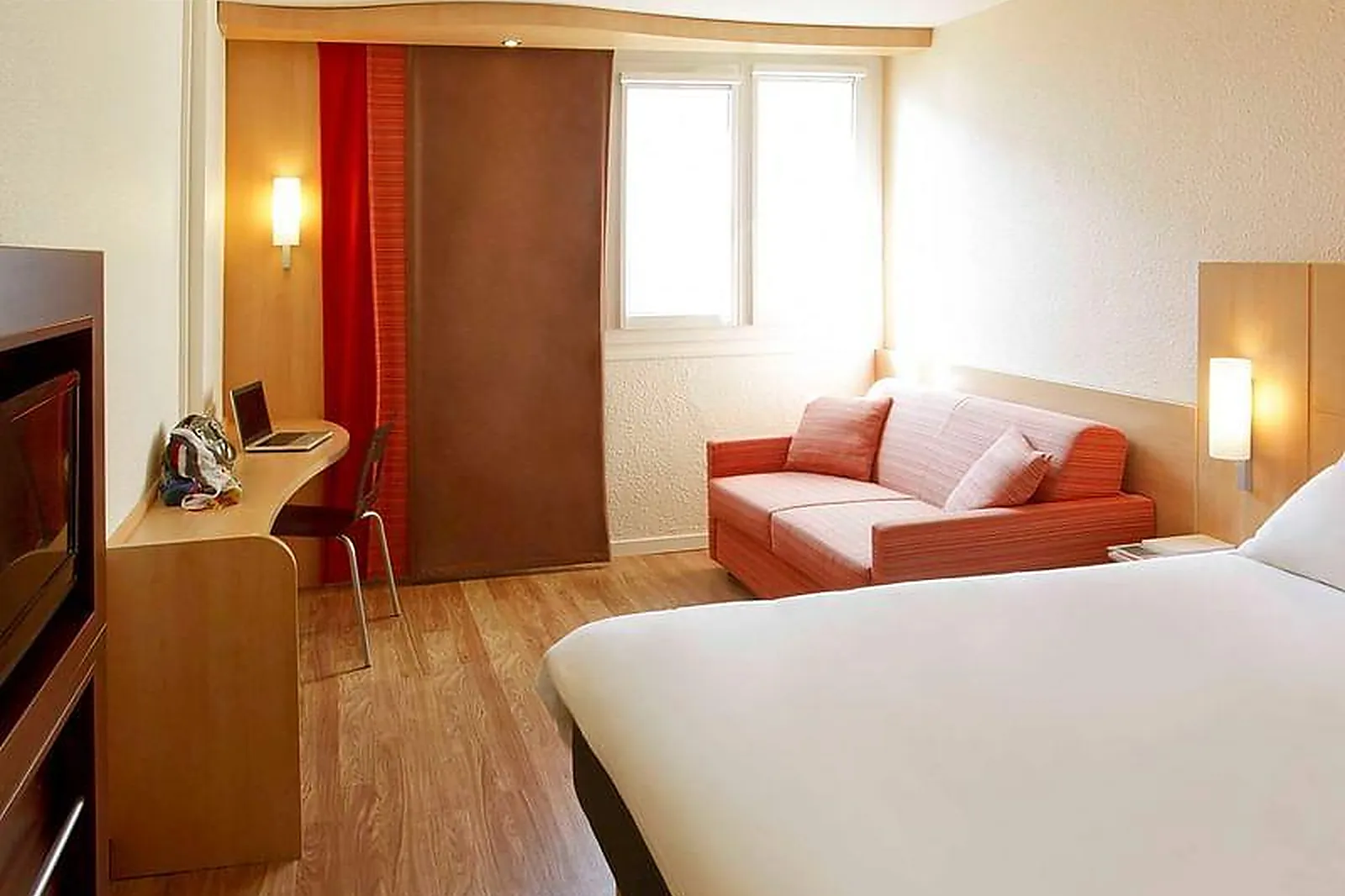 Lieux événementiels, IBIS ROANNE LE COTEAU ***