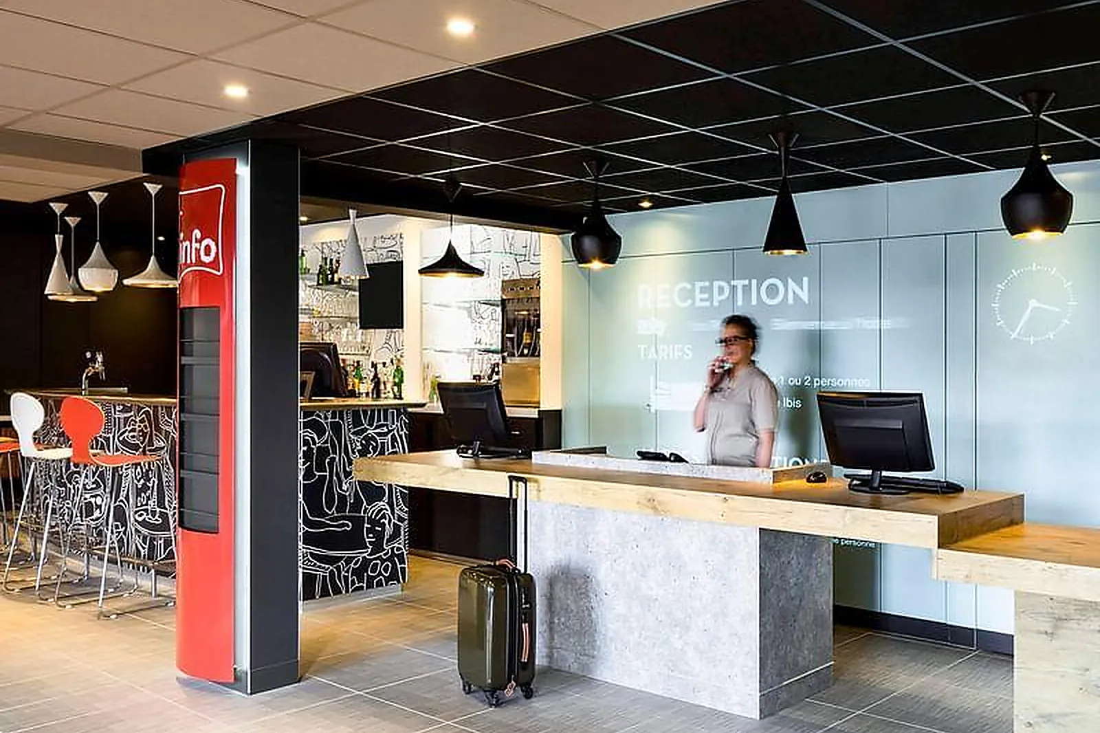 Lieux événementiels, IBIS ROANNE LE COTEAU ***