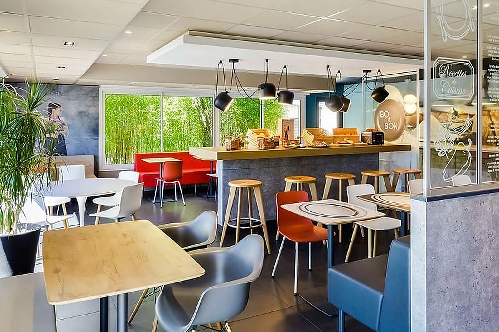 Lieux événementiels, IBIS ROANNE LE COTEAU ***