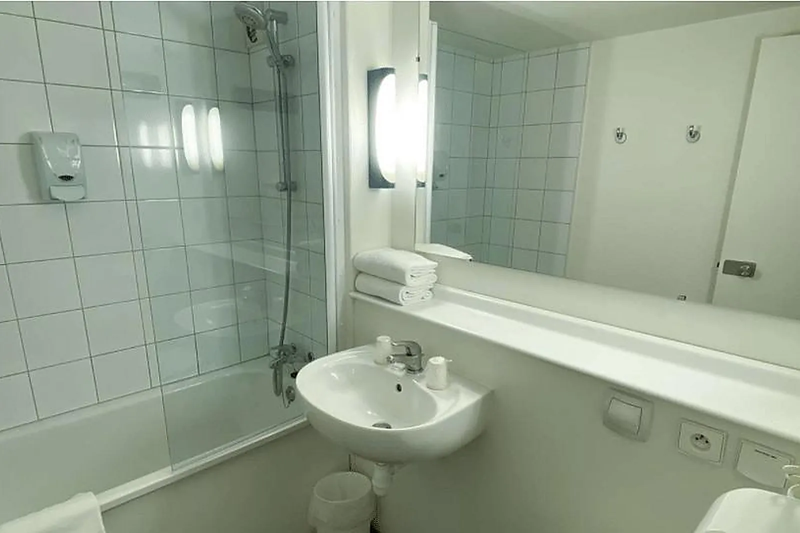 Lieux événementiels, KYRIAD DIRECT ROANNE ***