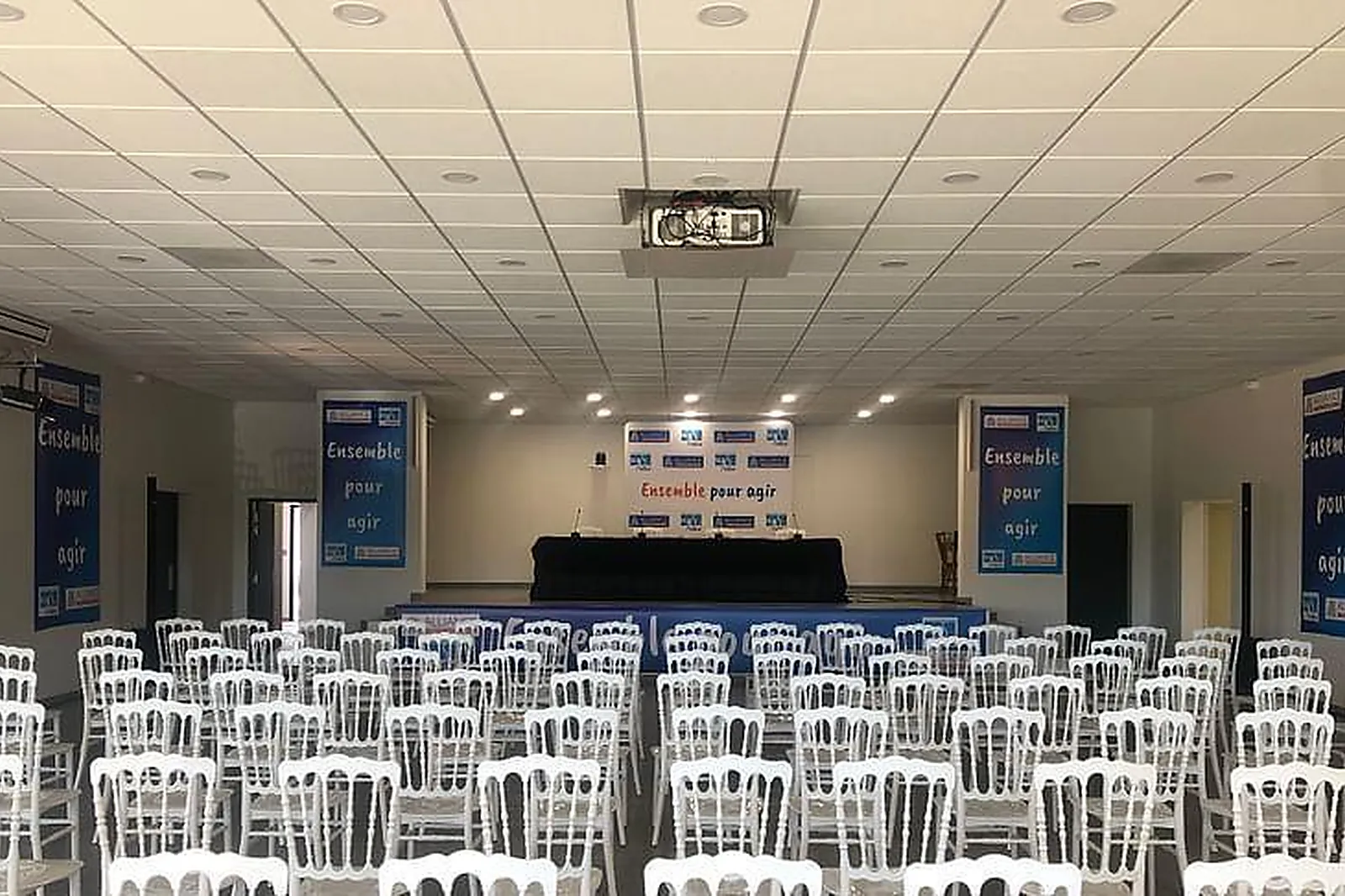 Lieux événementiels, KYRIAD SENS***