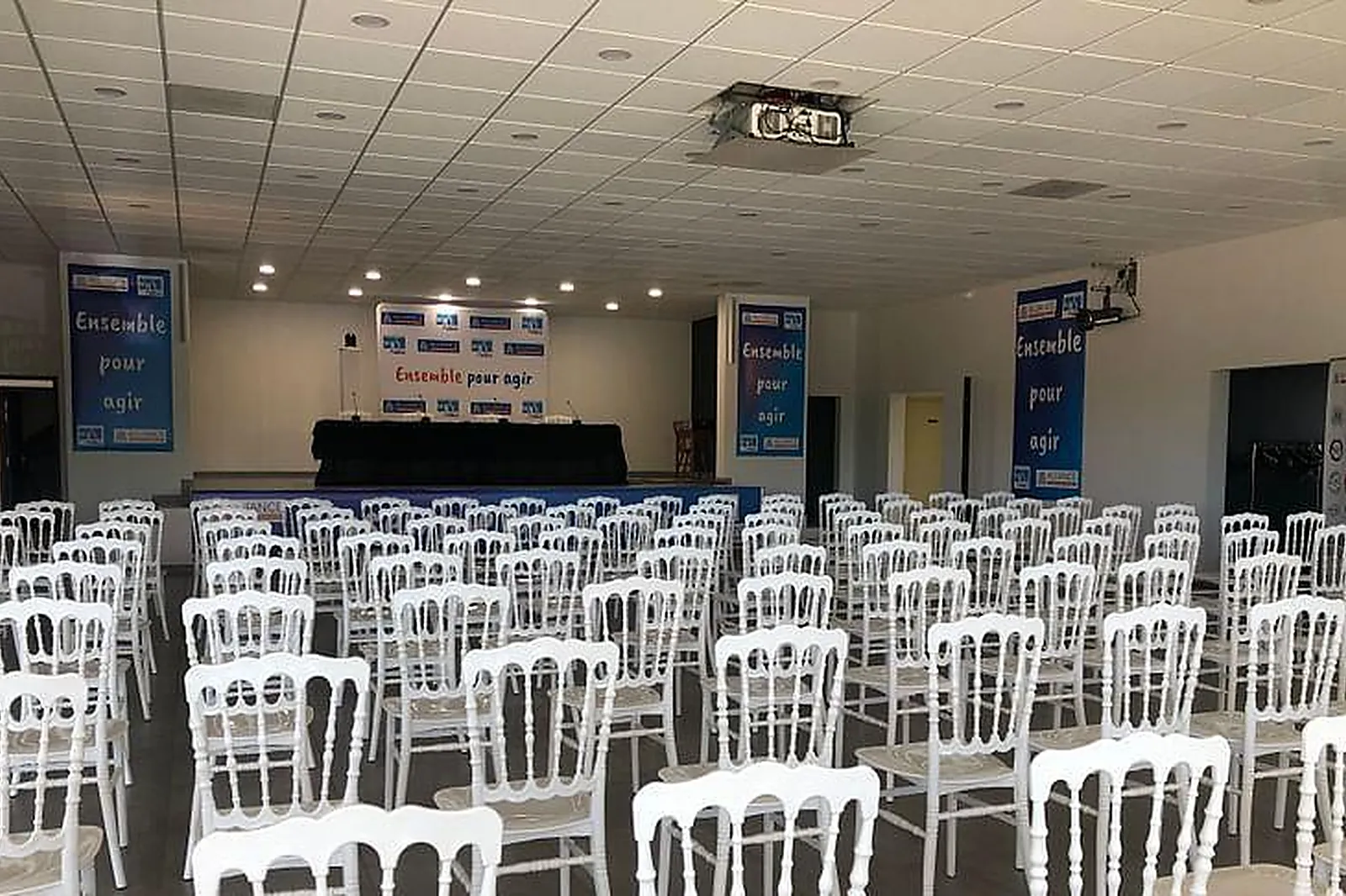 Lieux événementiels, KYRIAD SENS***