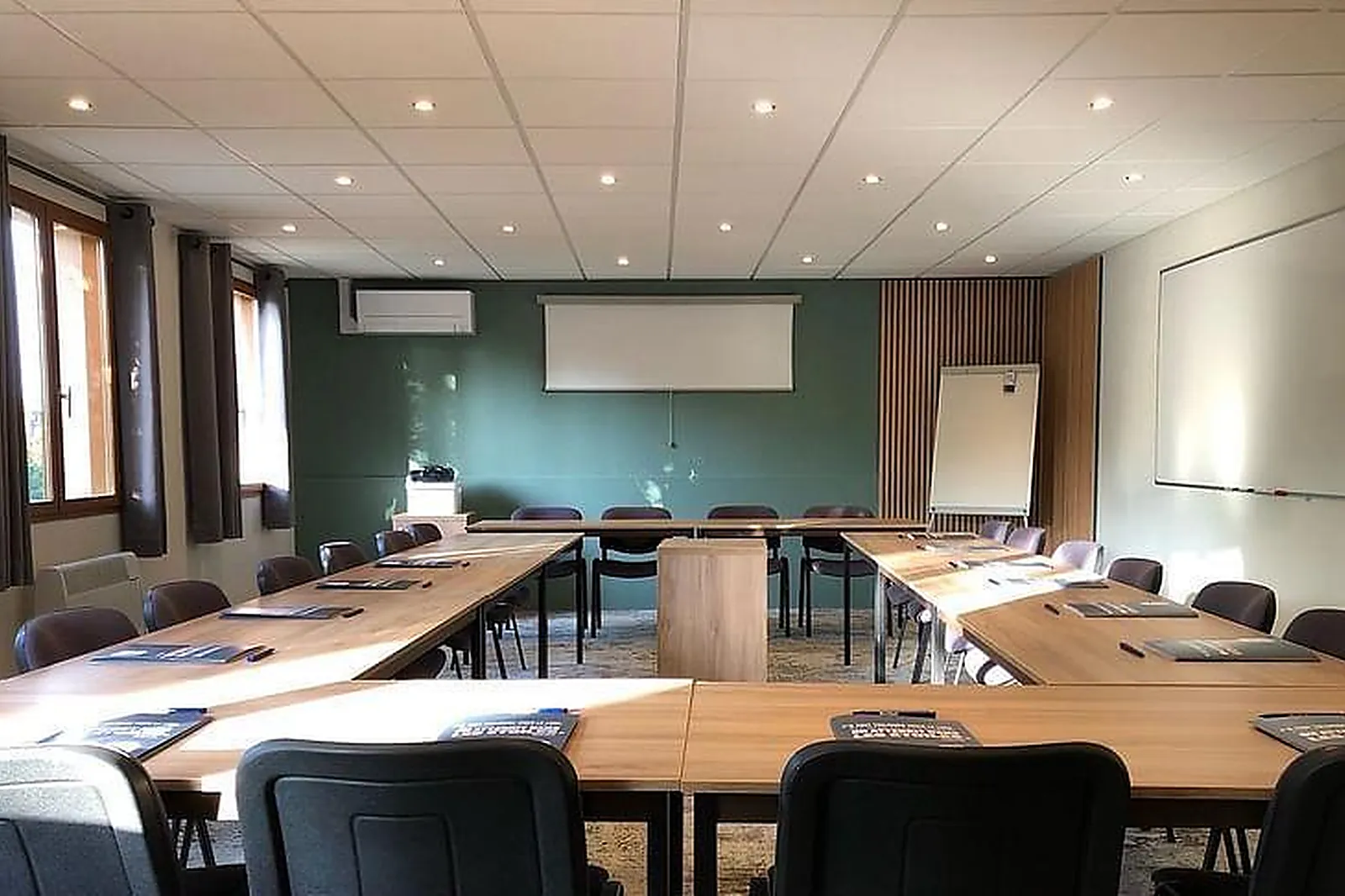 Lieux événementiels, KYRIAD SENS***