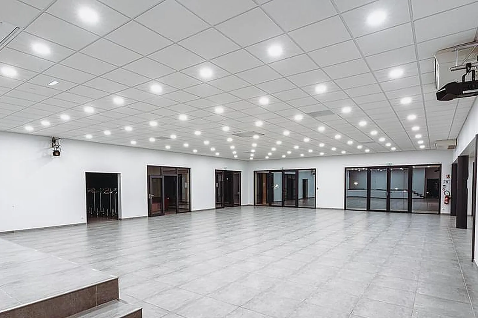 Lieux événementiels, KYRIAD SENS***