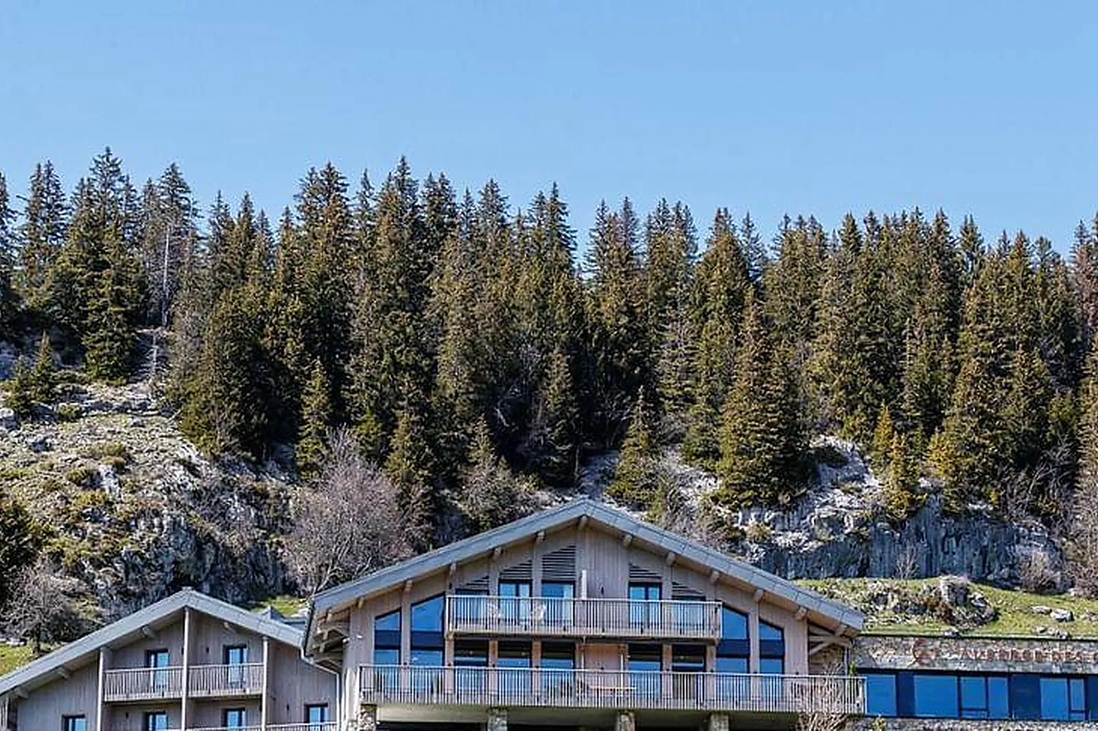 Lieux événementiels, ADONIS GAP ***