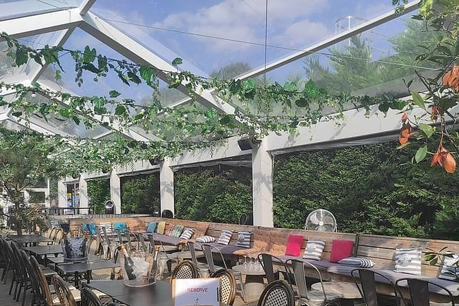 Lieux événementiels, LE TRINQUET VILLAGE