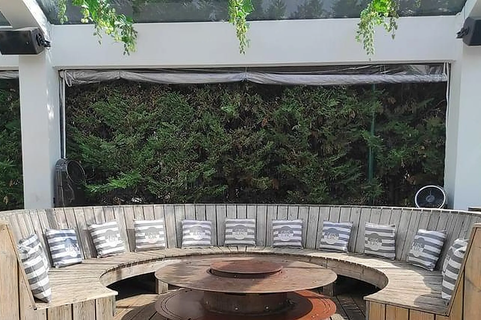 Lieux événementiels, LE TRINQUET VILLAGE