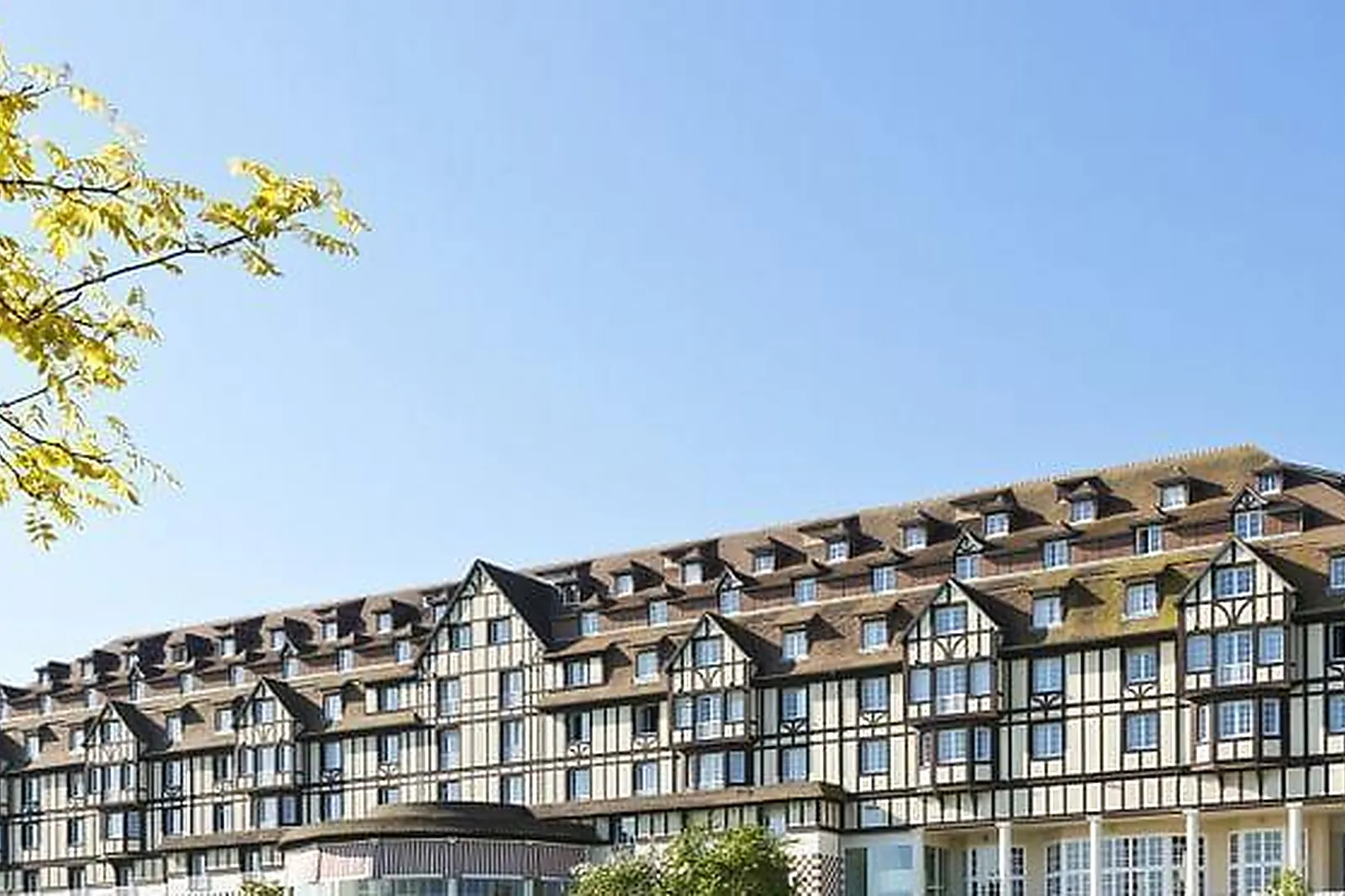 Lieux événementiels, L'HÔTEL DU GOLF ****