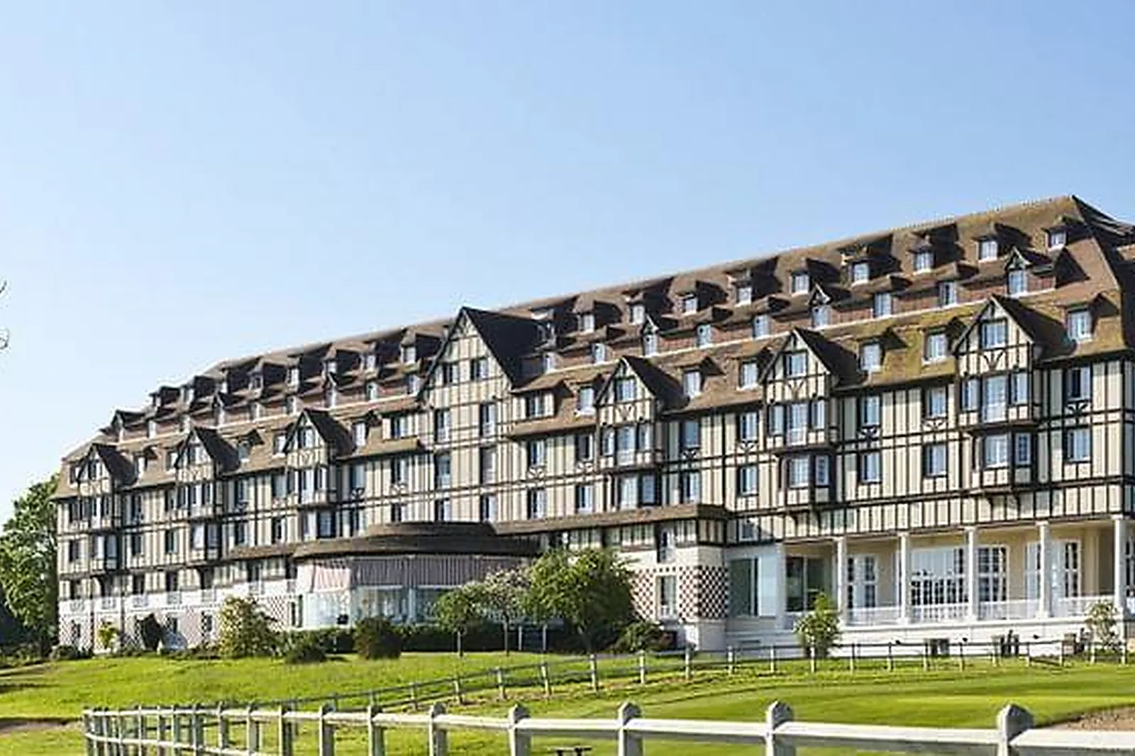 Lieux événementiels, L'HÔTEL DU GOLF ****