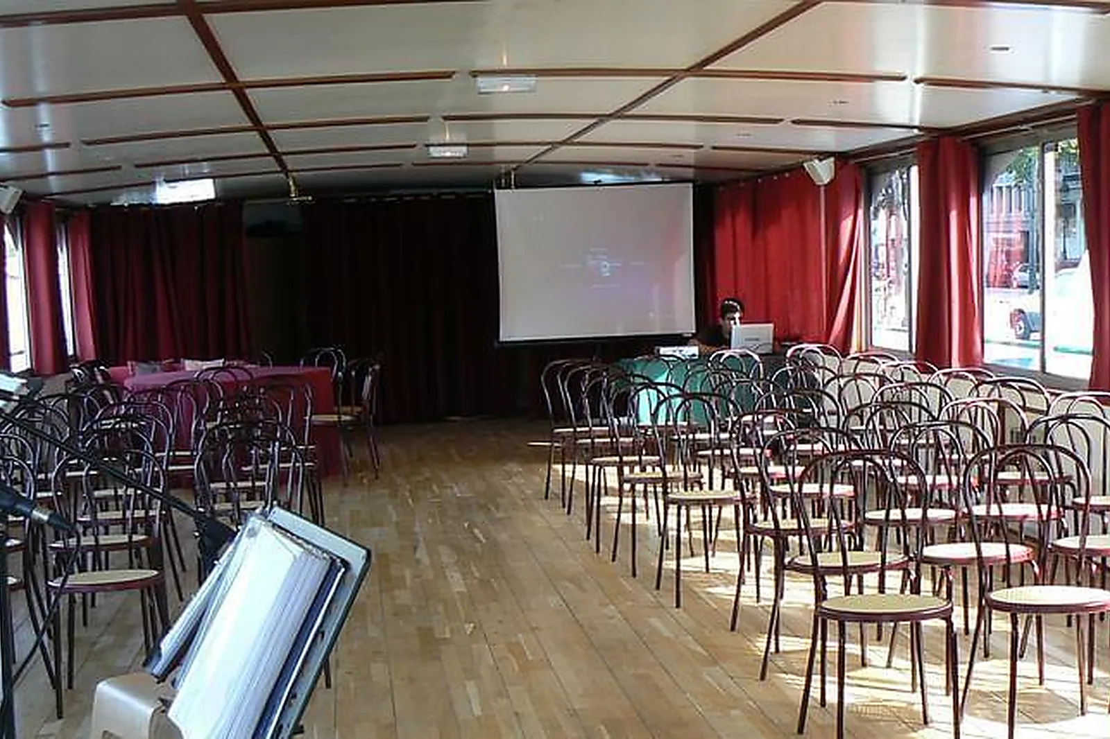 Lieux événementiels, LA GUÊPE BUISSONIÈRE