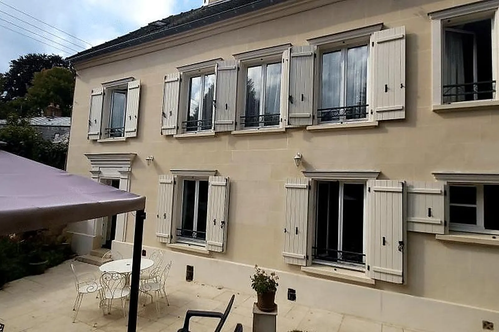 Lieux événementiels, LA PIERRE PRÉCIEUSE