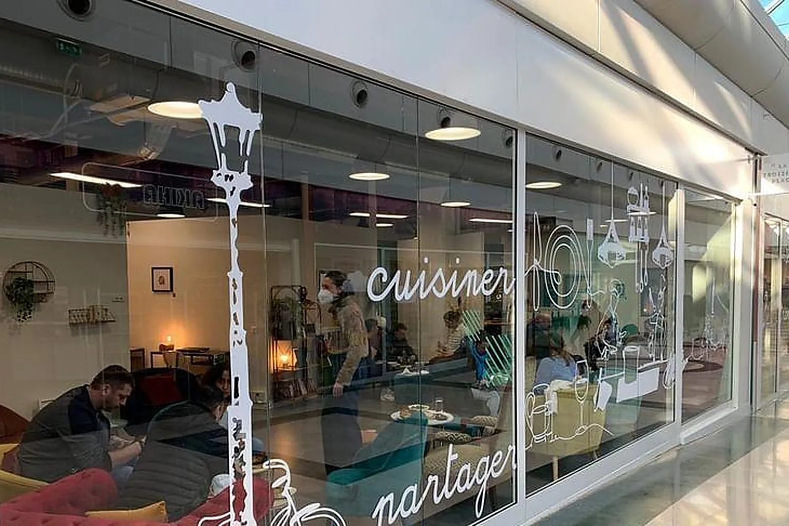 Lieux événementiels, LA TROISIÈME PLACE