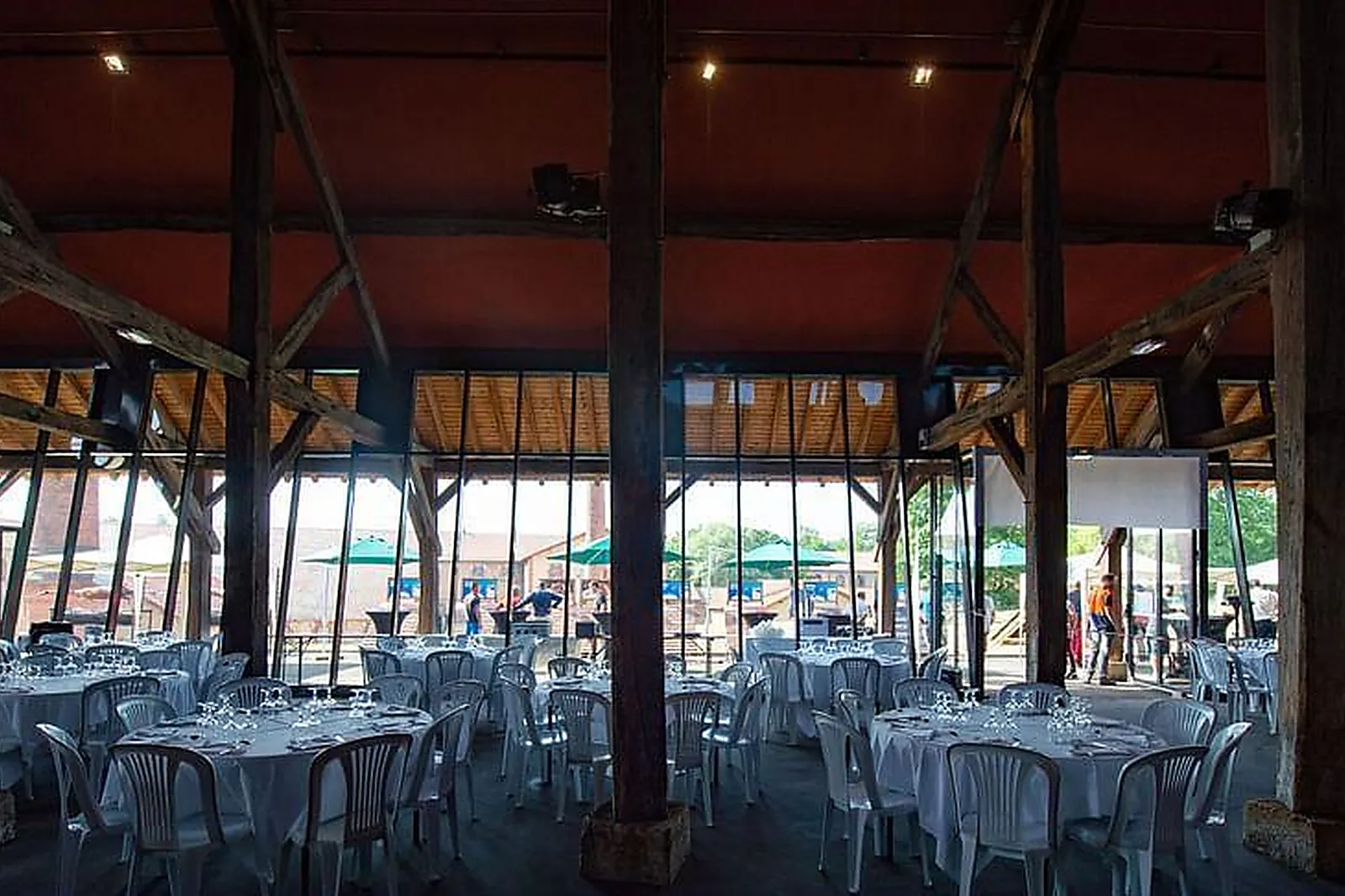 Lieux événementiels, LA HALLE DE GROSSOUVRE