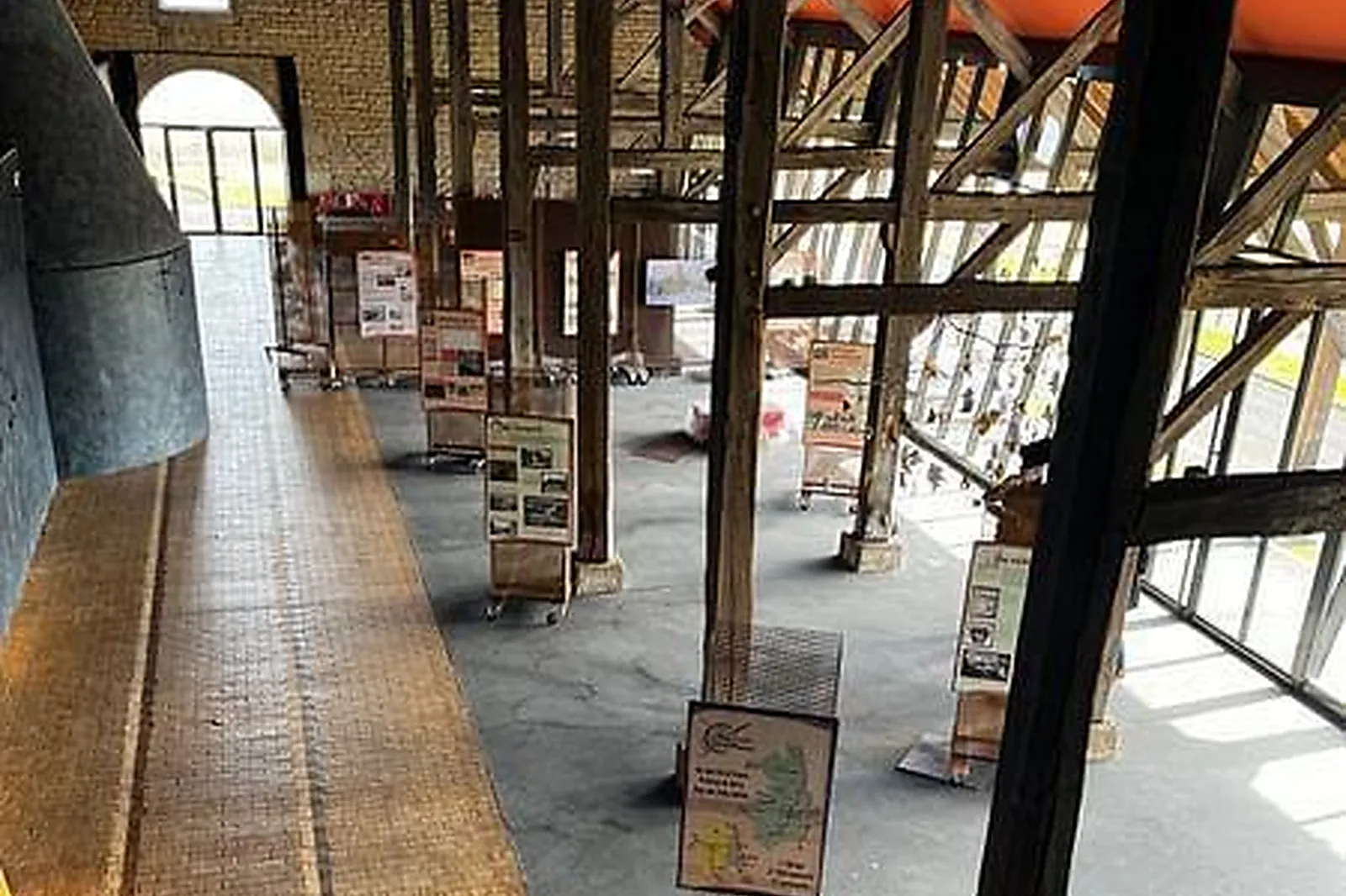 Lieux événementiels, LA HALLE DE GROSSOUVRE