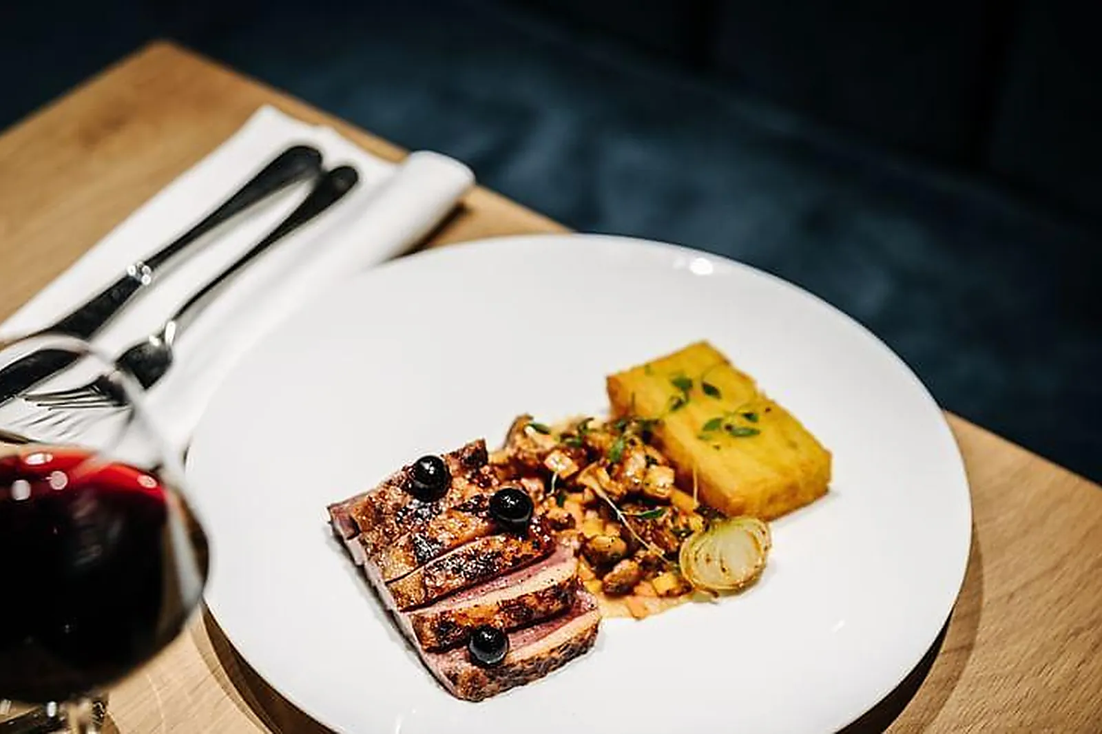 Lieux événementiels, LA HAUT