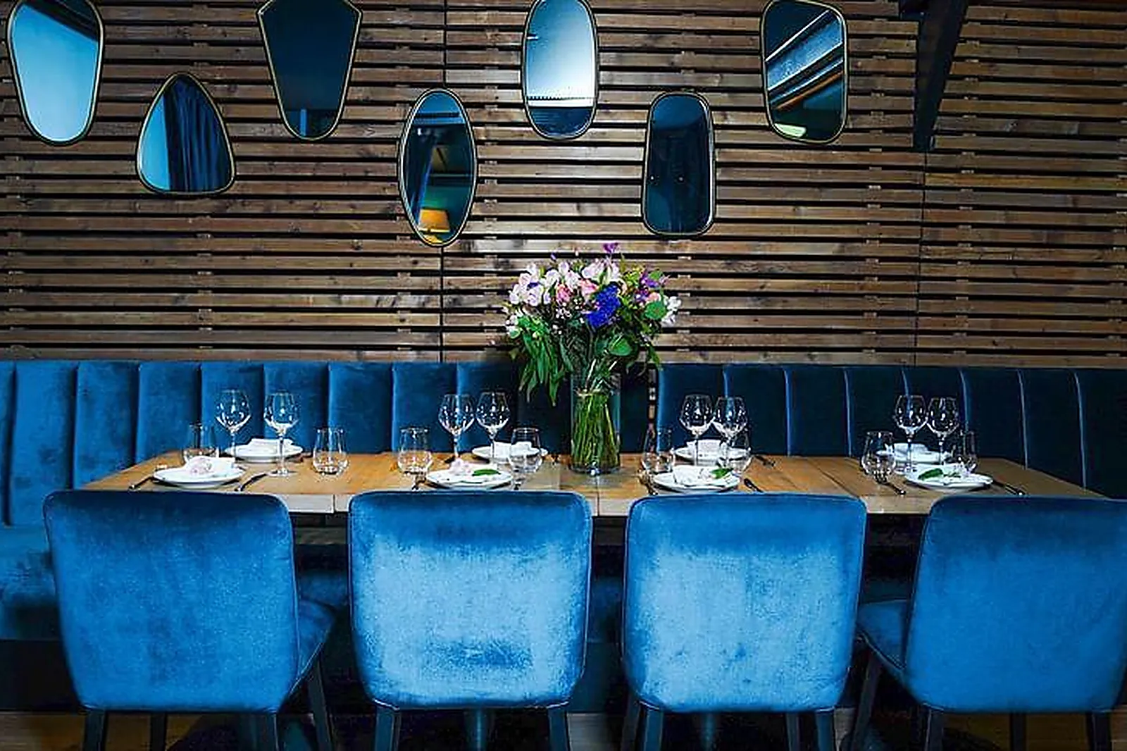 Lieux événementiels, LA HAUT