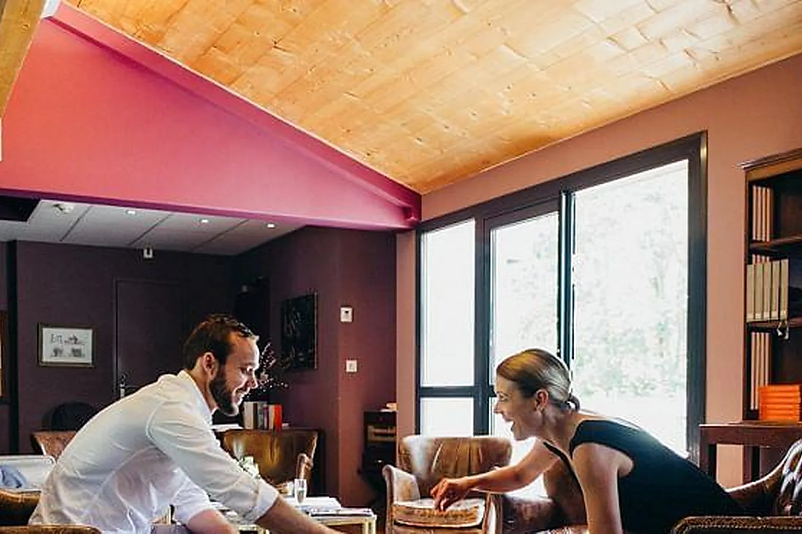 Lieux événementiels, SALLE DE CONFÉRENCE AVEC ÉCRAN