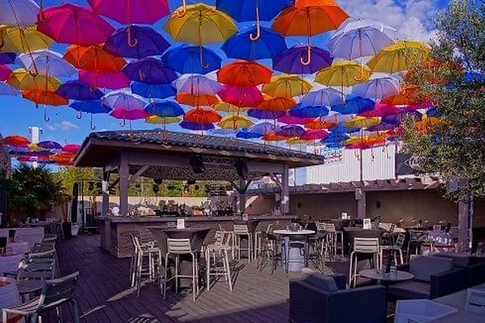 Lieux événementiels, LE BOUCHE À OREILLES