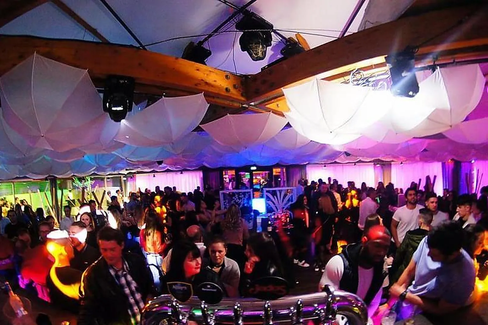 Lieux événementiels, LE BOUCHE À OREILLES