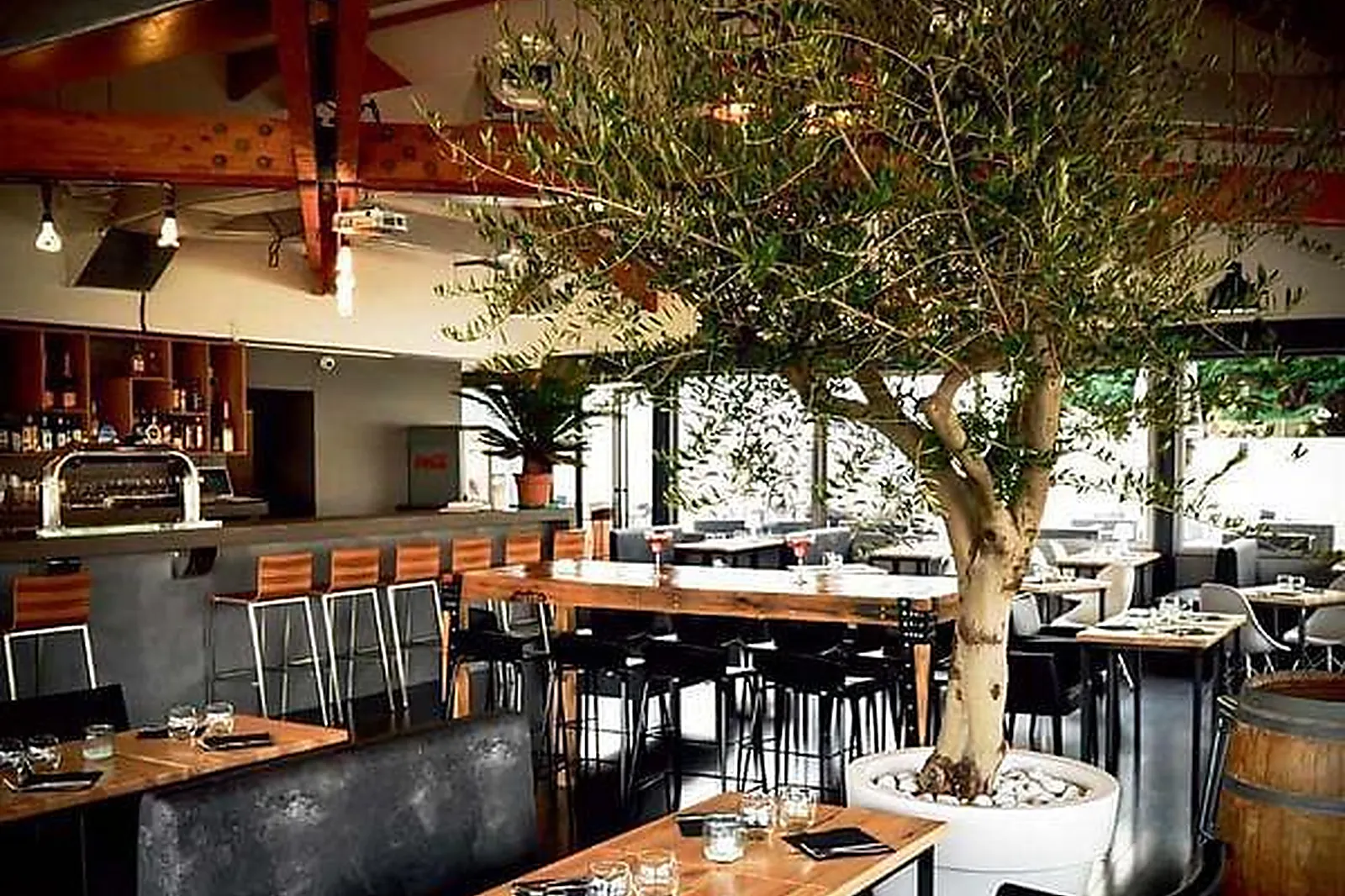 Lieux événementiels, LE BOUCHE À OREILLES