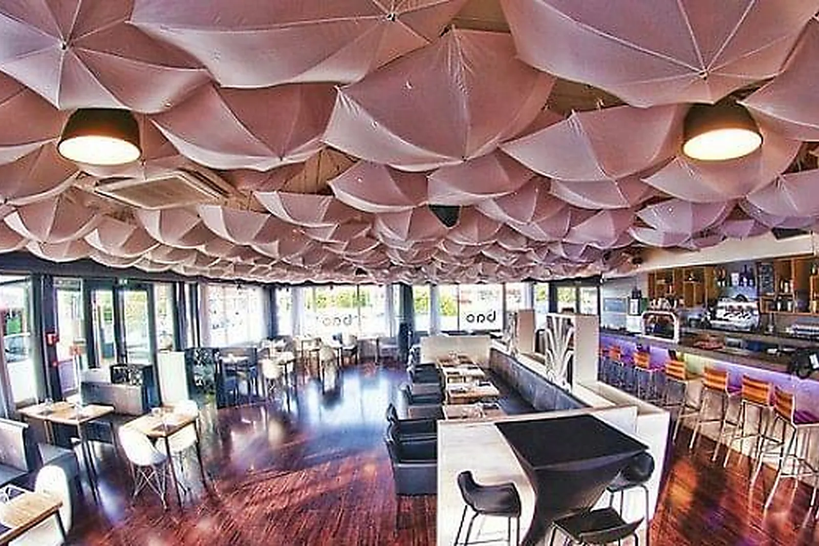 Lieux événementiels, LE BOUCHE À OREILLES