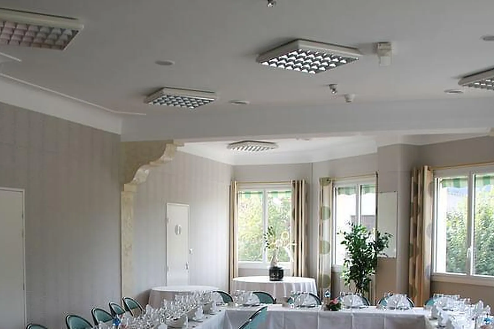 Lieux événementiels, LE CHEVAL BLANC & CLOVIS***