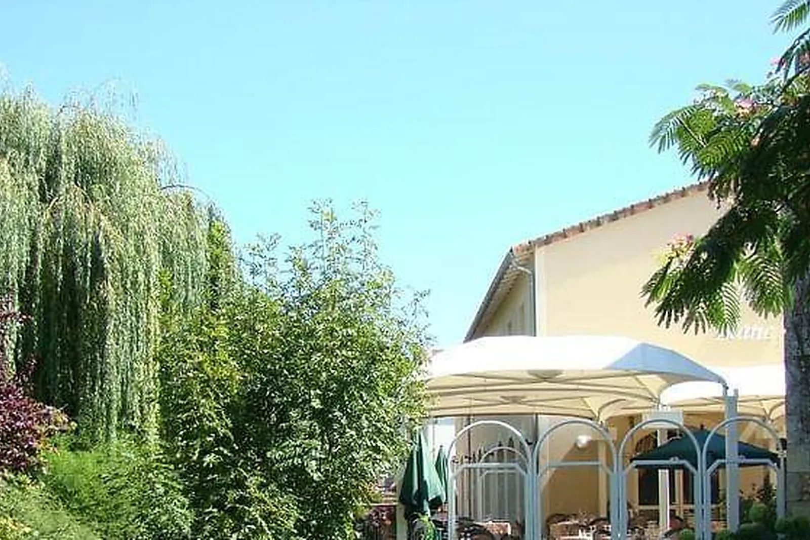 Lieux événementiels, LE CHEVAL BLANC & CLOVIS***