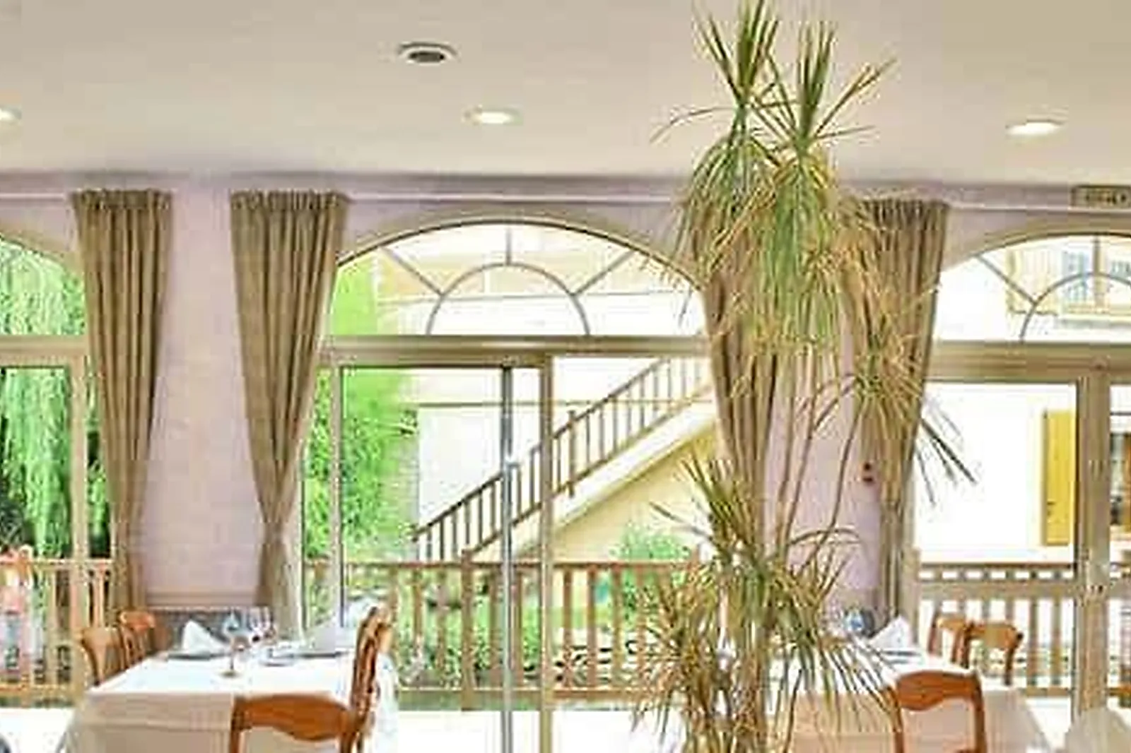 Lieux événementiels, LE CHEVAL BLANC & CLOVIS***